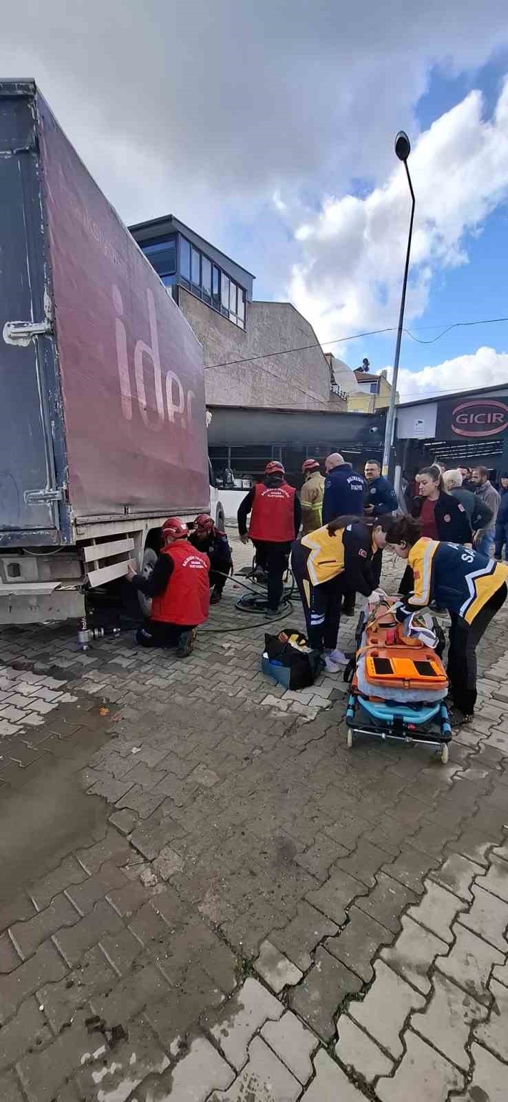 Edremit’te Kamyonun Altında Kalan Vatandaşı İtfaiye Kurtardı