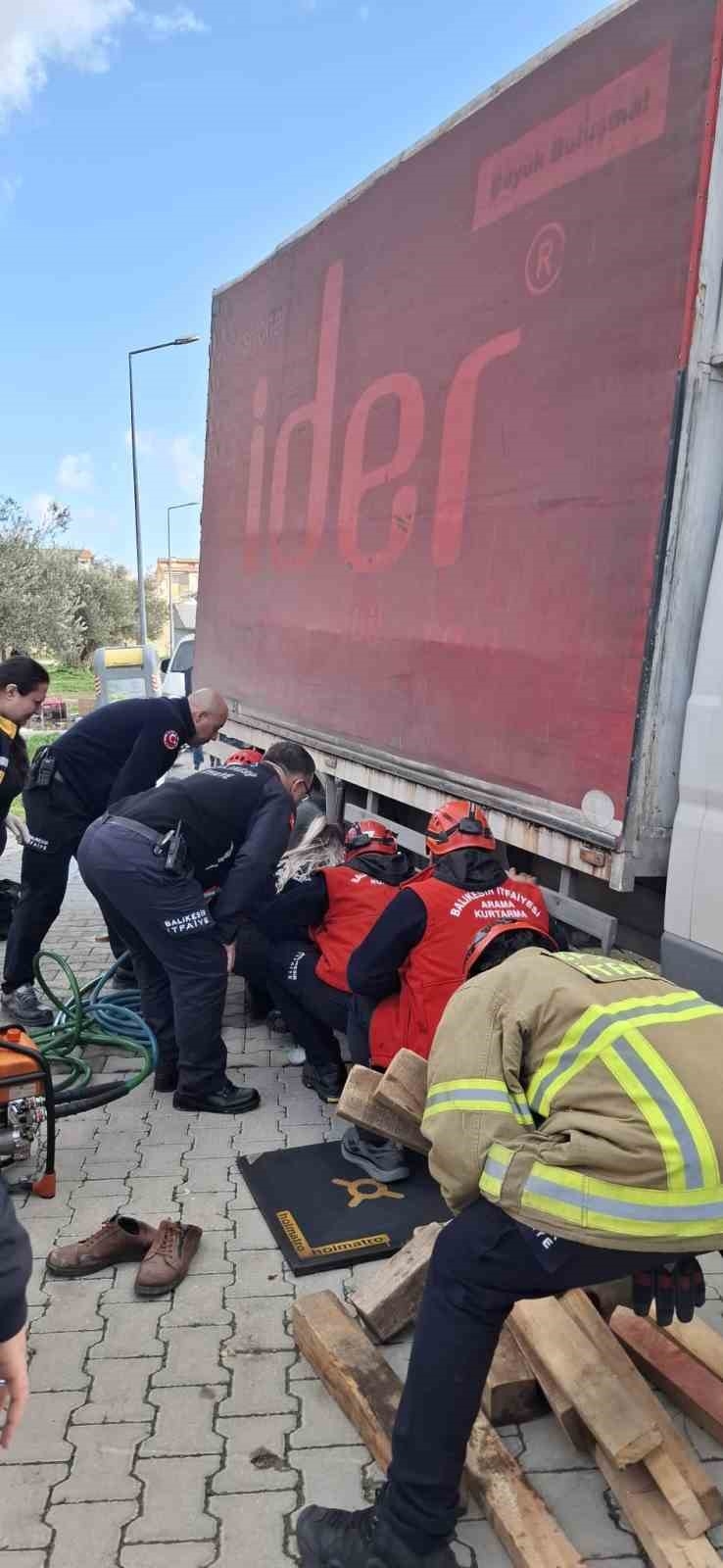 Edremit’te Kamyonun Altında Kalan Vatandaşı İtfaiye Kurtardı