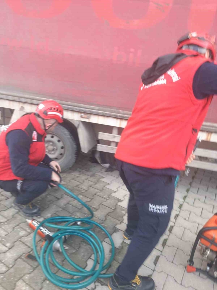 Edremit’te Kamyonun Altında Kalan Vatandaşı İtfaiye Kurtardı