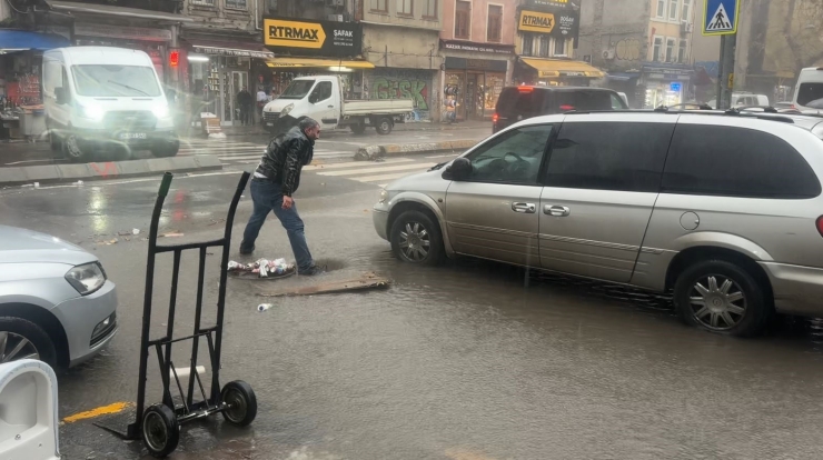 Beyoğlu’nda Esnaftan Su Baskınlarına Karşı Kum Torbalı Önlem
