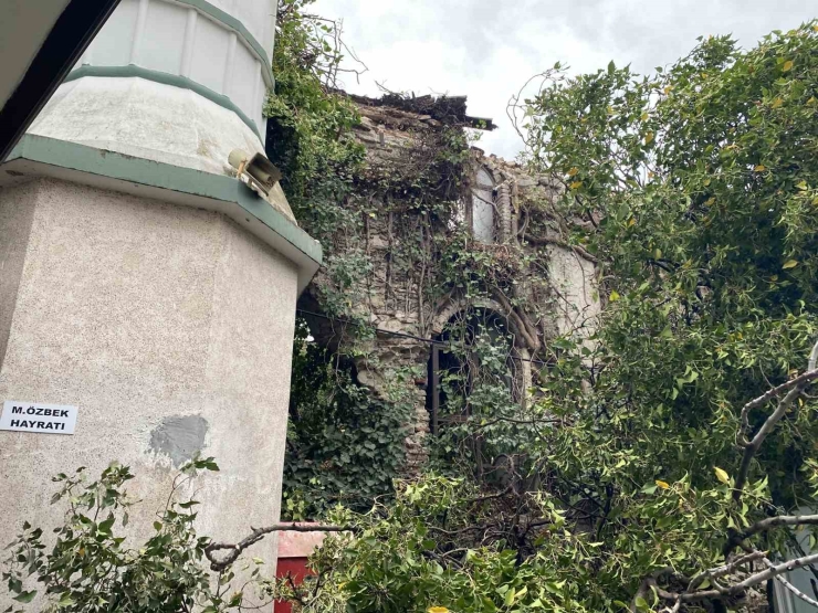 Fırtına Tarihi Kiliseyi De Vurdu