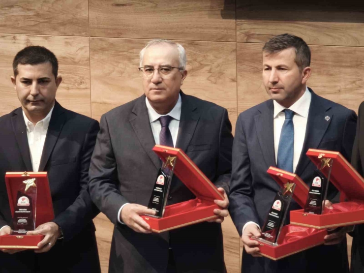 Çameli’ne Çağ Atlatan Başkan Arslan’a ’yılın En Başarılı İ̇lçe Belediye Başkanı’ Ödülü Verildi