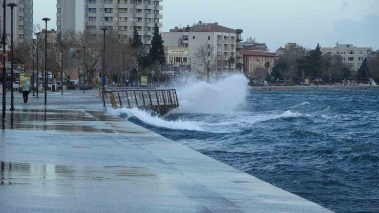 Çanakkale Boğazı Fırtına Nedeniyle Kapatıldı, Feribot Seferleri Durdu, Dev Dalgalar Sahili Dövdü