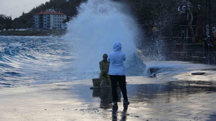 Çanakkale Boğazı Fırtına Nedeniyle Kapatıldı, Feribot Seferleri Durdu, Dev Dalgalar Sahili Dövdü