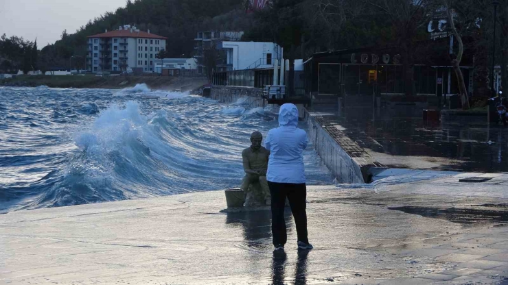 Çanakkale Boğazı Fırtına Nedeniyle Kapatıldı, Feribot Seferleri Durdu, Dev Dalgalar Sahili Dövdü