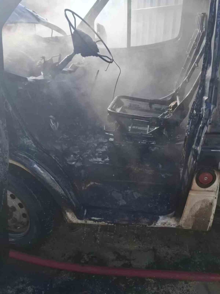 Suluova’da Park Halindeki Kamyonet Yandı