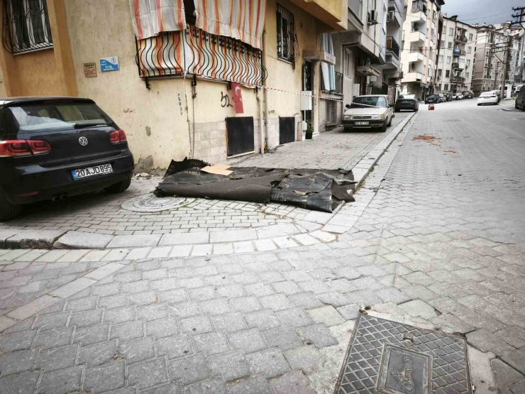 Denizli’de Şiddetli Rüzgar Hayatı Olumsuz Etkiledi: Çatılar Uçtu, İnsanlar Yürüyemedi