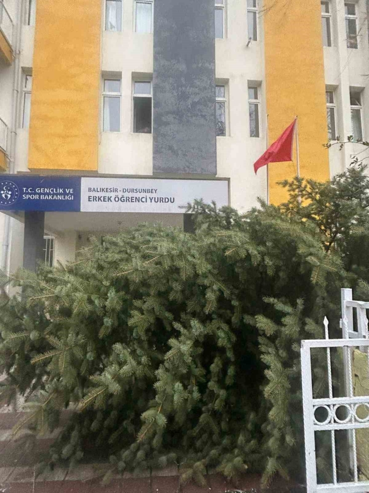 Dursunbey’de Fırtına Ağaçları Ve Çatıları Uçurdu