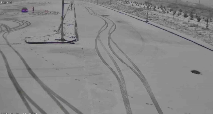 Karla Kaplı Sınav Parkurunda Drift Yaptılar, Kameraya Yakalandılar