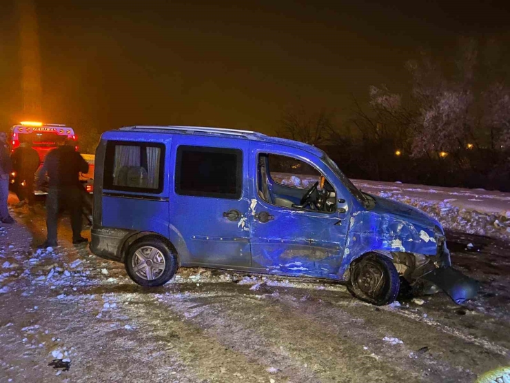 Hafif Ticari Araç, Direğe Çarpıp Karşı Şeride Geçti: 4 Yaralı
