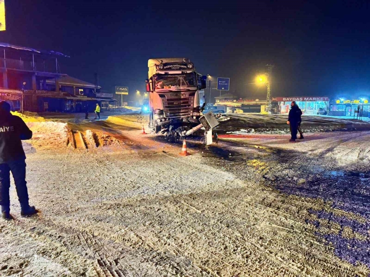 Elazığ’da Tır Kavşaktaki Refüje Çıktı: 1 Yaralı