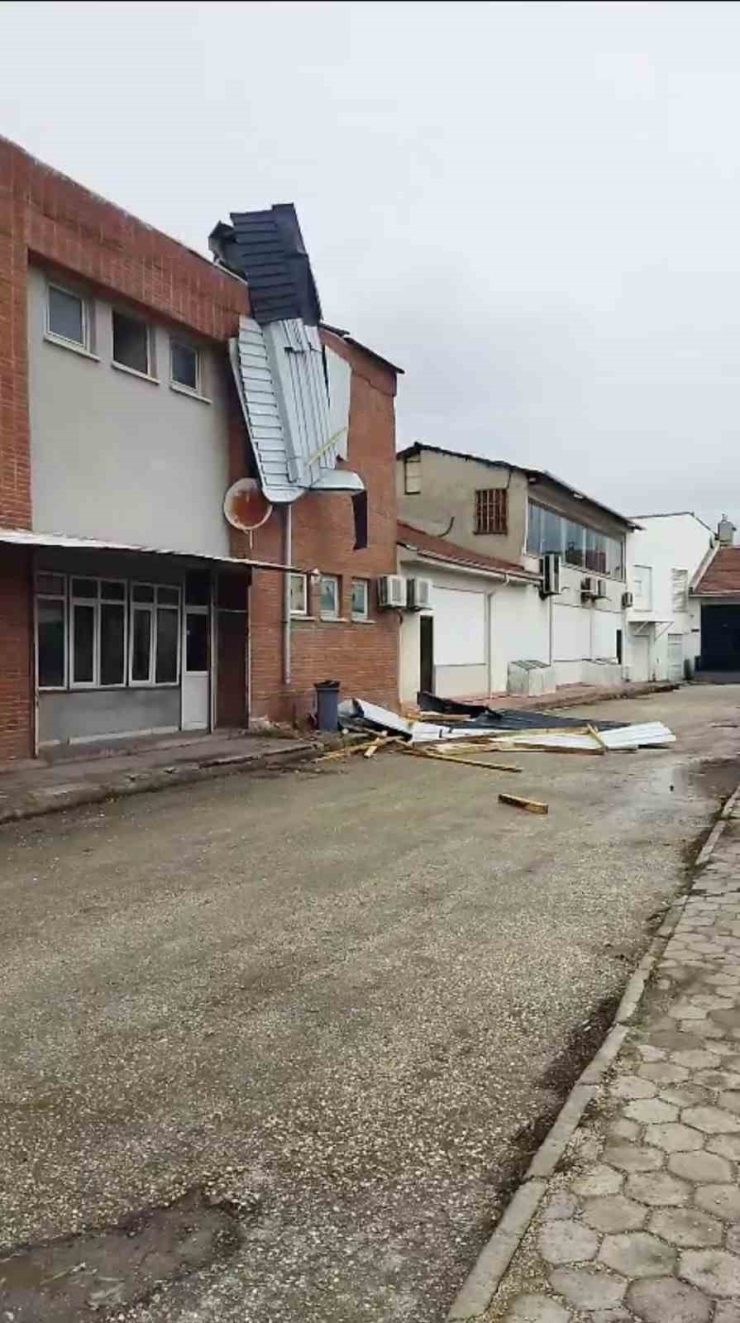 Çankaya Mahallesi’nde Fırtına Maddi Hasara Yol Açtık