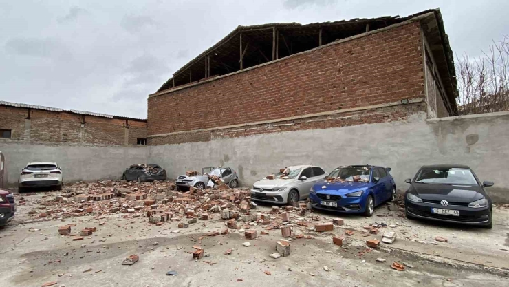 Metruk Binanın Çatı Duvarı Otoparka Devrildi, 6 Araçta Hasar Oluştu