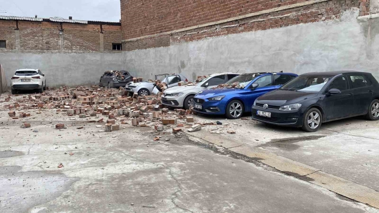 Metruk Binanın Çatı Duvarı Otoparka Devrildi, 6 Araçta Hasar Oluştu