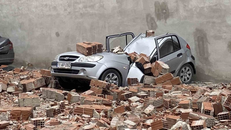 Metruk Binanın Çatı Duvarı Otoparka Devrildi, 6 Araçta Hasar Oluştu