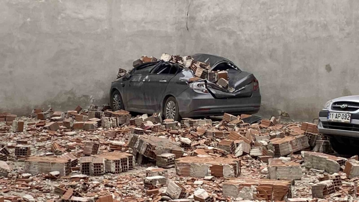 Metruk Binanın Çatı Duvarı Otoparka Devrildi, 6 Araçta Hasar Oluştu