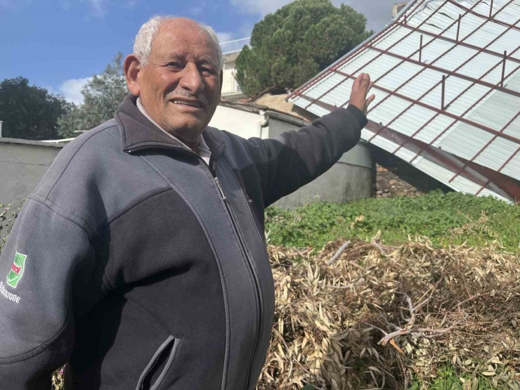 İ̇zmir’de 4 Katlı Binanın Çatısı Uçtu