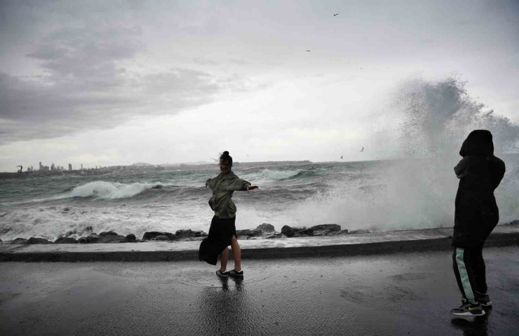 Şiddetli Lodosa Aldırış Etmeden Fotoğraf Yarışına Girdiler