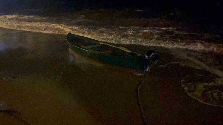 Fırtına Milyonluk Tekneyi Karaya Sürükledi