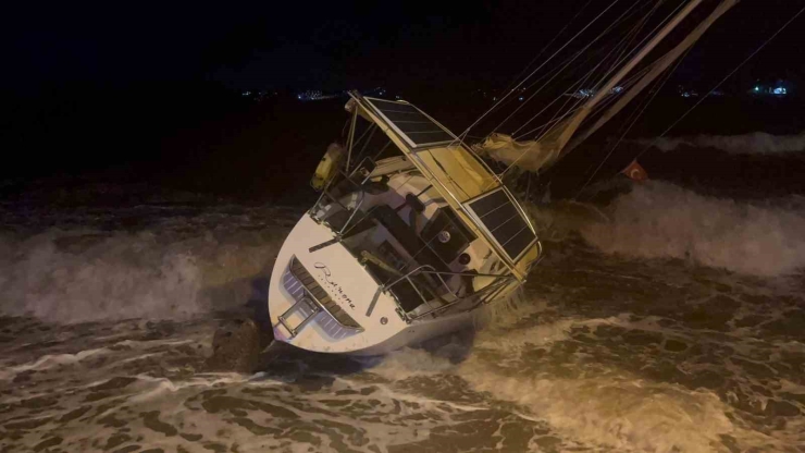 Fırtına Milyonluk Tekneyi Karaya Sürükledi