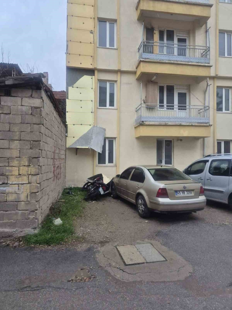Gediz’de Şiddetli Rüzgar Ağaçları Devirdi, Binalarda Hasara Sebep Oldu