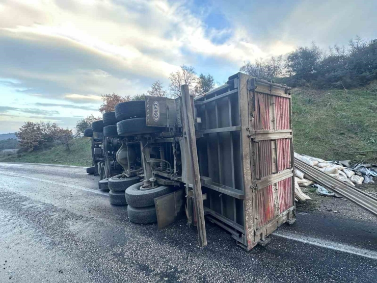 Gönen-denizkent Yolunda Kamyon Devrildi