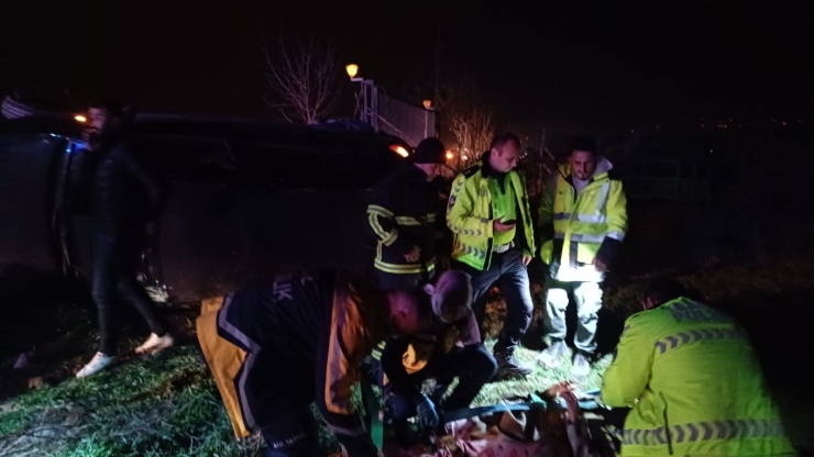 Kontrolden Çıkan Otomobil Devrildi, Sürücü Yaralandı