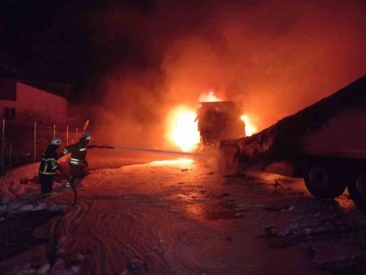 Alevlere Teslim Olan Tır Yanarak Kullanılamaz Hale Geldi