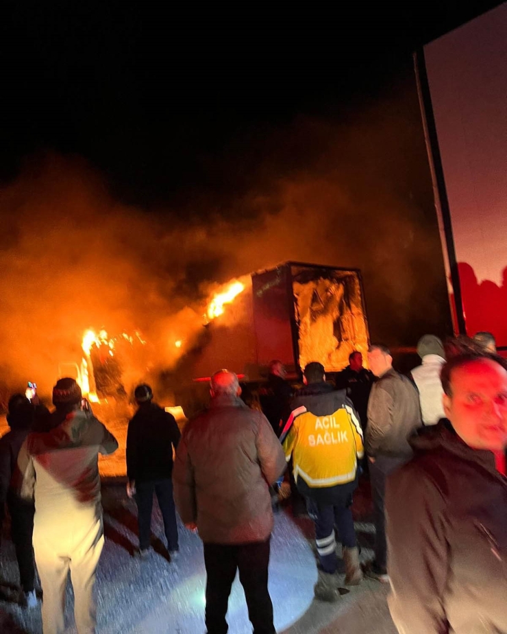 Alevlere Teslim Olan Tır Yanarak Kullanılamaz Hale Geldi