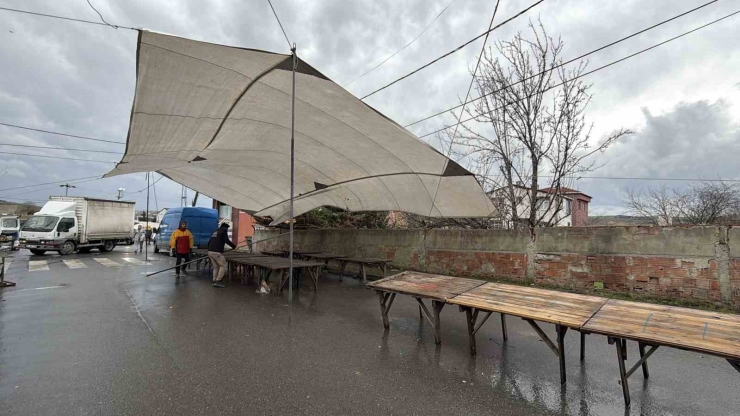 Arnavutköy’de Fırtına Pazarı Vurdu, 08.00’den Beri Çadırı Kuramadılar