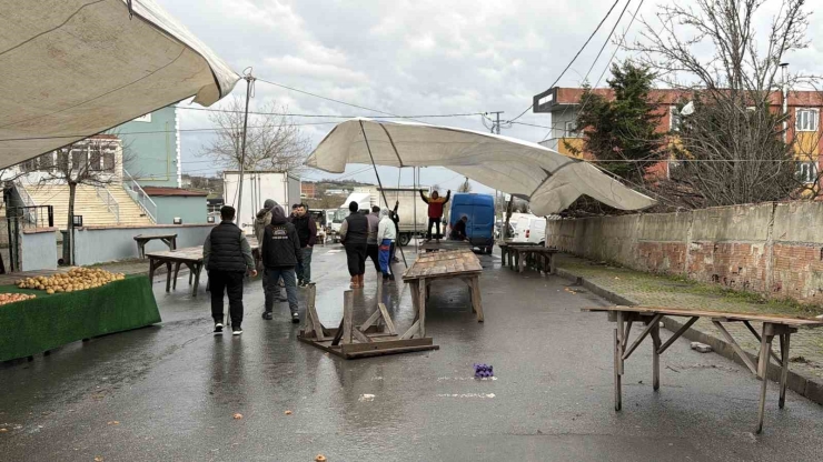 Arnavutköy’de Fırtına Pazarı Vurdu, 08.00’den Beri Çadırı Kuramadılar