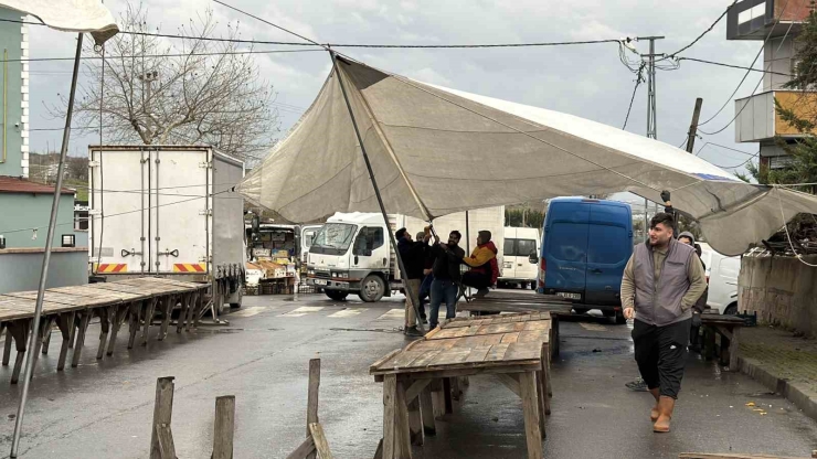 Arnavutköy’de Fırtına Pazarı Vurdu, 08.00’den Beri Çadırı Kuramadılar