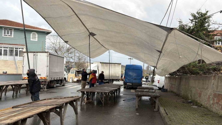 Arnavutköy’de Fırtına Pazarı Vurdu, 08.00’den Beri Çadırı Kuramadılar