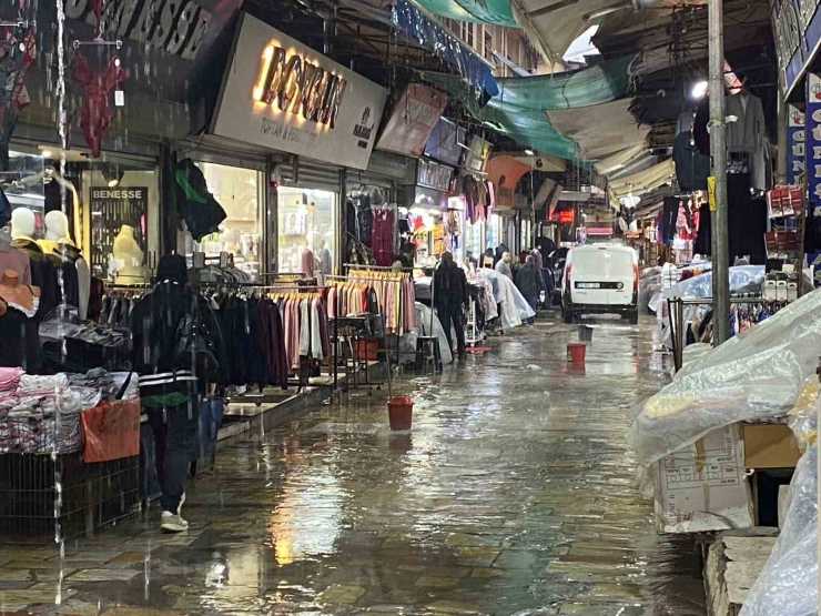 İ̇zmir Tarihi Kemeraltı Çarşısı Sular Altında