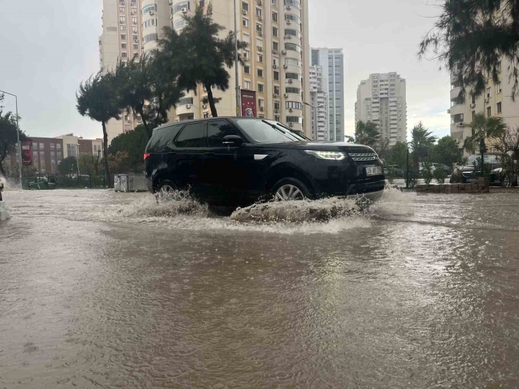 İ̇zmir’de Sağanak Ve Fırtına Hayatı Felç Etti, Yollar Göle Döndü