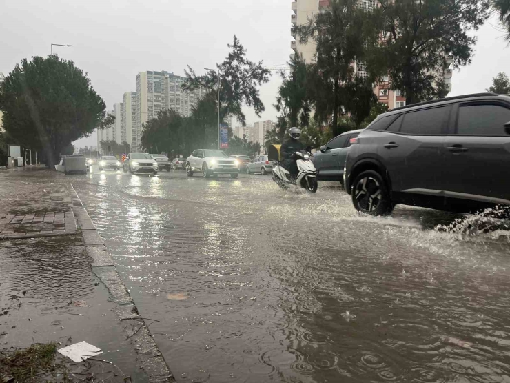 İ̇zmir’de Sağanak Ve Fırtına Hayatı Felç Etti, Yollar Göle Döndü