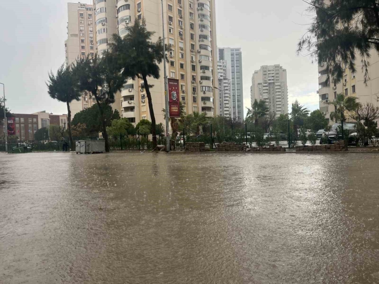 İ̇zmir’de Sağanak Ve Fırtına Hayatı Felç Etti, Yollar Göle Döndü