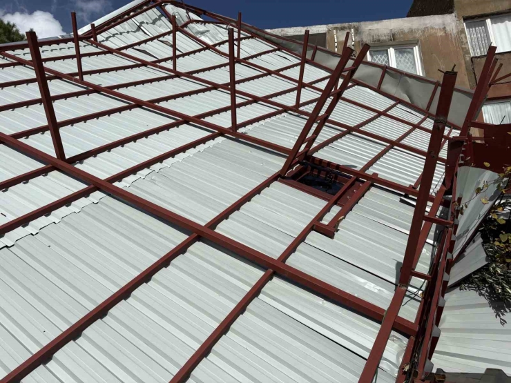 İ̇zmir’de 4 Katlı Binanın Çatısı Uçtu