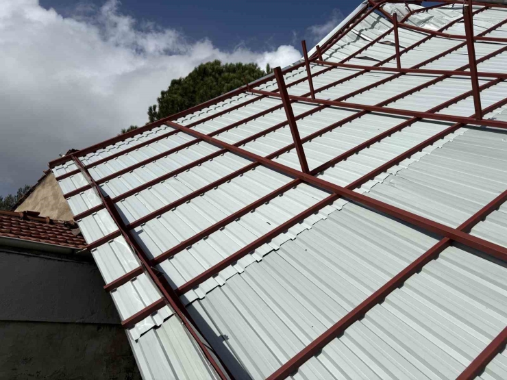 İ̇zmir’de 4 Katlı Binanın Çatısı Uçtu