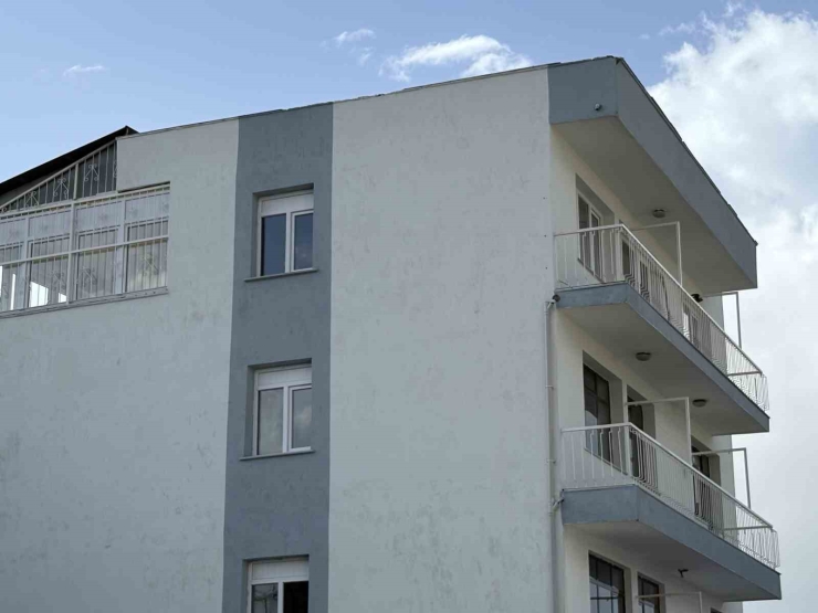 İ̇zmir’de 4 Katlı Binanın Çatısı Uçtu