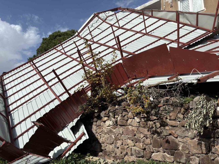 İ̇zmir’de 4 Katlı Binanın Çatısı Uçtu