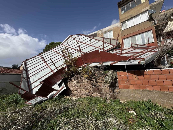 İ̇zmir’de 4 Katlı Binanın Çatısı Uçtu