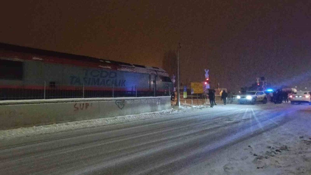Kars’ta Hemzemin Geçitte Lokomotifin Çarptığı Çocuk Yaralandı