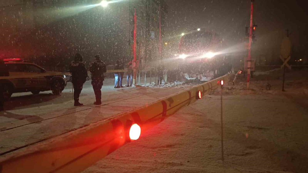 Kars’ta Hemzemin Geçitte Lokomotifin Çarptığı Çocuk Yaralandı