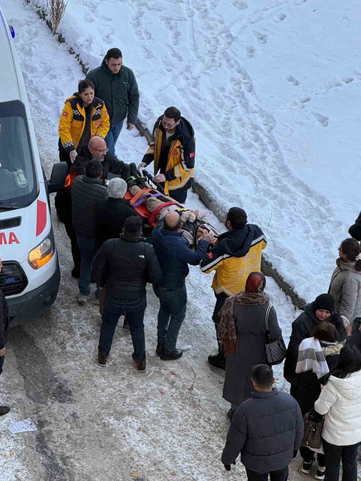 Kars’ta Okula Giden Öğrencinin Başına Buz Kütlesi Düştü