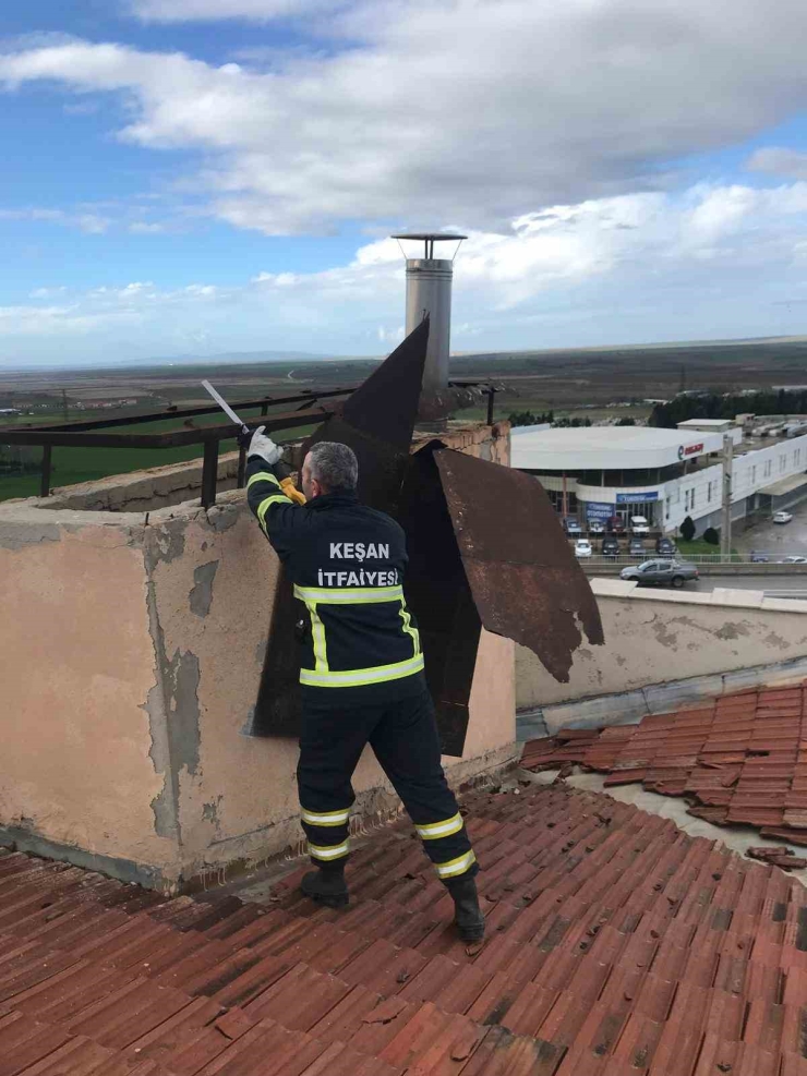 Keşan’da Tekne Battı, Çatılar Uçtu, İş Yerleri Hasar Gördü