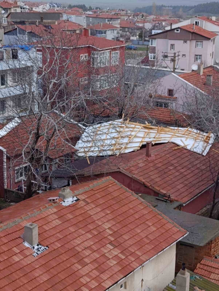 Keşan’da Tekne Battı, Çatılar Uçtu, İş Yerleri Hasar Gördü