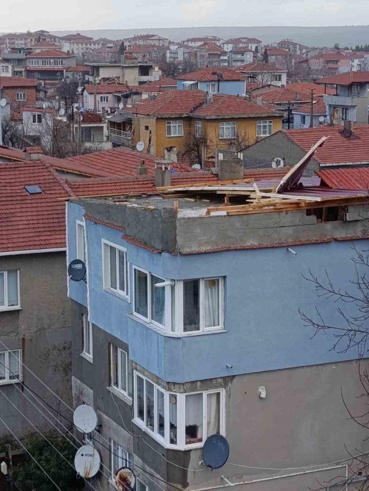 Keşan’da Tekne Battı, Çatılar Uçtu, İş Yerleri Hasar Gördü