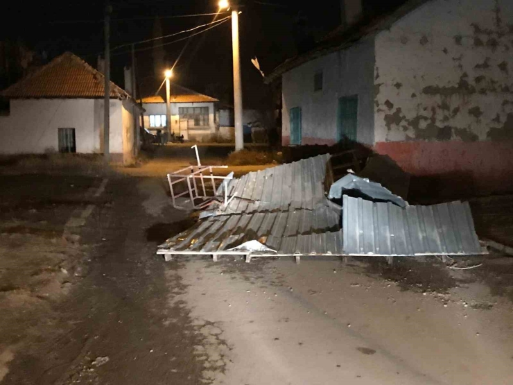 Ereğli’de Şiddetli Rüzgar Ağaçları Devirdi, Çatıları Uçurdu