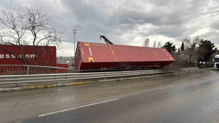 Şiddetli Rüzgar Eski Gümrük Sahasında Konteynırları Devirdi
